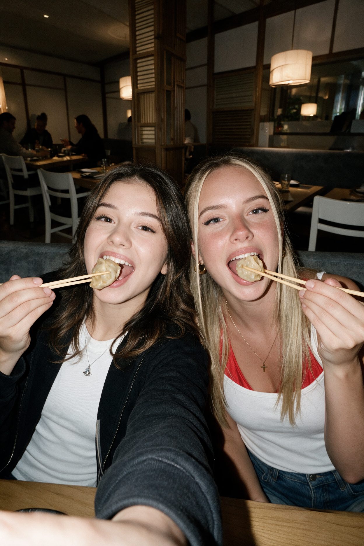 Dos amigas comiendo gyozas en Hanaki Barcelona